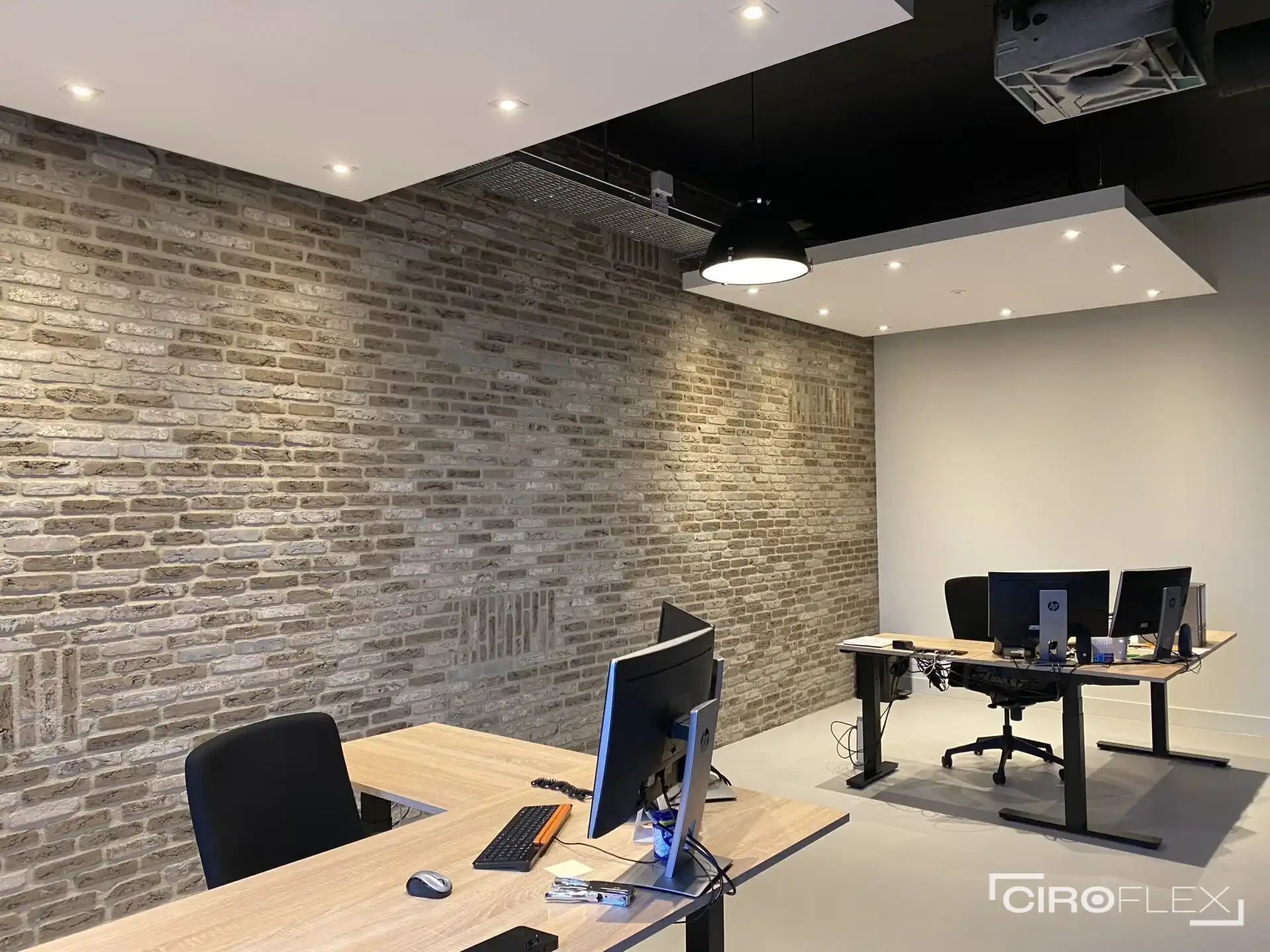 Ruim-opgezette-werkplekken-geluiddempende-plafondeilanden-min-scaled Ruim opgezette werkplekken geluiddempende plafondeilanden-min